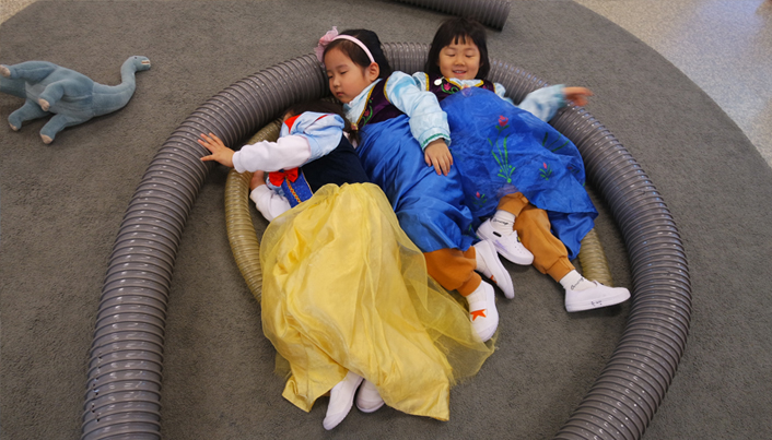 여자어린이 세명이 백설공주와 난장이 복장을 하고 누워있다