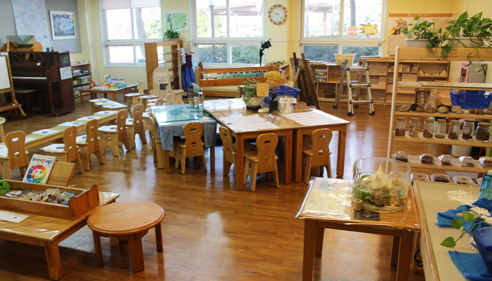 포항제철유치원 교실 내부의 모습으로 책상과 의자, 식물들이 보인다