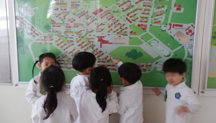 제철동 지도를 보며 서로 얘기를 나누거나 자신이 사는 동네를 가리키는 아이들의 모습이다
