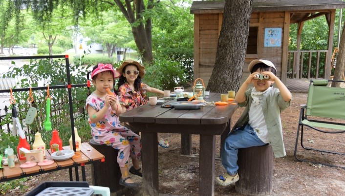 유치원 숲의 사계절의 변화를 여러 감각(색, 향기, 촉감 등)으로 느껴보고 풀과 나무, 시원한 바람, 곤충과 친구가 되어 다양한 모험을 할 수 있는 공간