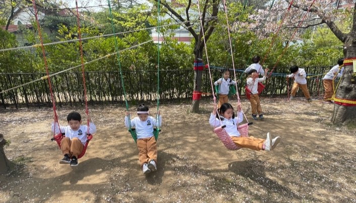 무지개 그물 놀이터, 밧줄 놀이터, 줄그네를 타며 신체의 균형감각과 모험심을 기르는 공간