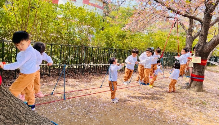 무지개 그물 놀이터, 밧줄 놀이터, 줄그네를 타며 신체의 균형감각과 모험심을 기르는 공간