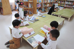 아이들이 도서실 한쪽에 놓여진 책상에서 조용히 책을 읽고 있는 모습이다
